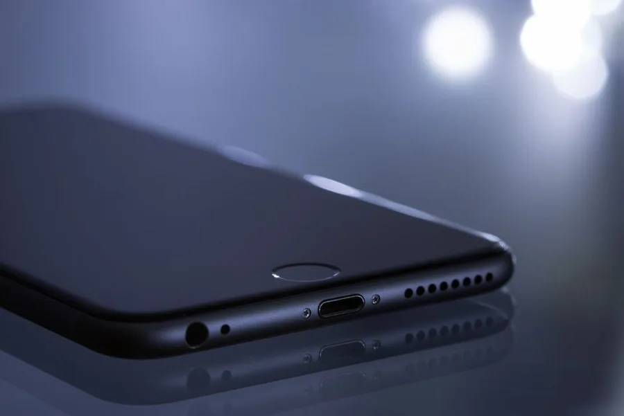 Why a Phone With Buttons Still Beats a Touchscreen